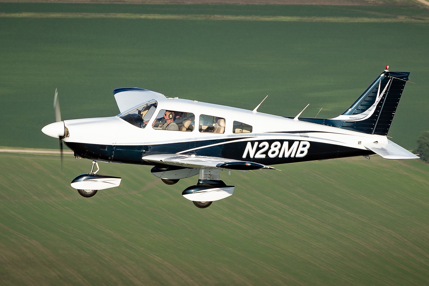 Piper Archer N28MB in flight