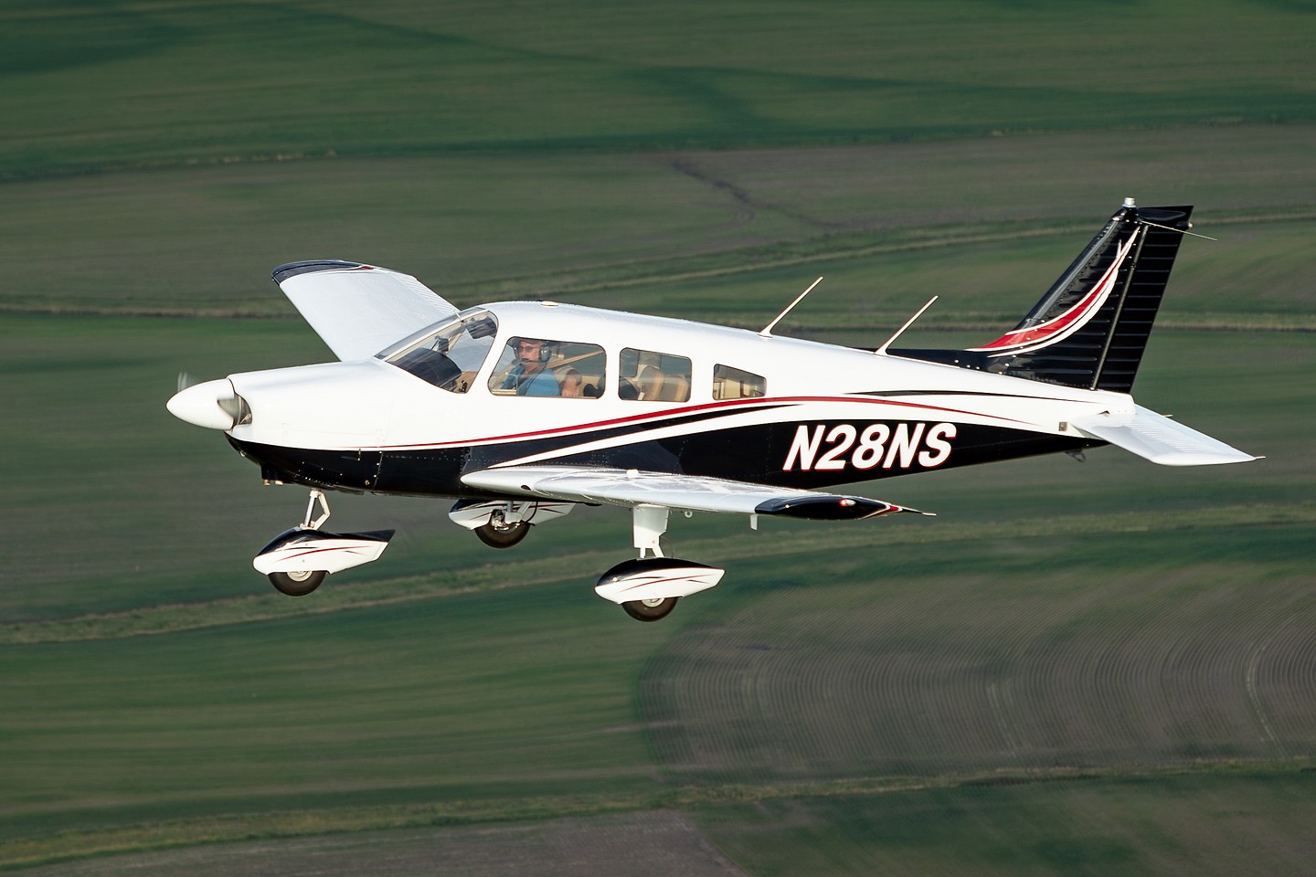 Piper Archer N28NS in flight